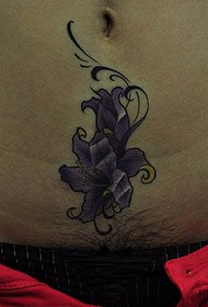 patrón de tatuaje de lirio de color abdominal