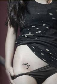 소녀 복부 패션 잘 생긴 토템 작은 박쥐 문신 사진