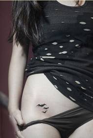 ragazza tatuaggio addome alla moda bell'aspetto totem piccolo pipistrello tatuaggio immagine