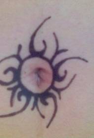 Коремна проста татуировка с тотемно черно слънце