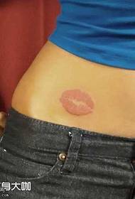 Modello di tatuaggio bacio addominale