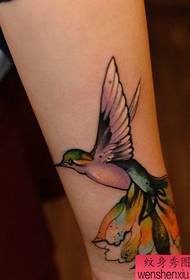 Hoto da aka yi wa jarfa ya ba da shawarar mace ga launi ƙusoshin launi ƙirar tattoo