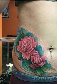 addome femminile bellissimo e bellissimo colore rosa tatuaggio foto