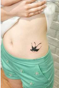 djevojčini trbuh dobro izgleda mala svježa lastavica tetovaža slikovna slika