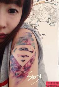 la barra dello spettacolo del tatuaggio ha raccomandato un braccio con il modello del tatuaggio logo Superman
