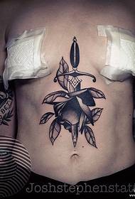 abdomen Europe et le motif de tatouage rose poignard gris noir
