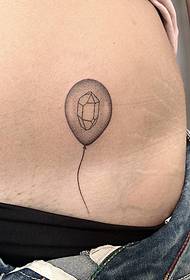 vēdera balonu spieķi un ģeometriskais tetovējuma raksts