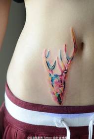 un cervo colorato sull'ombelico 29150 - un tatuaggio con una gomma sull'albero morto