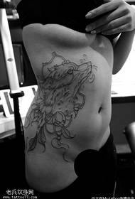 modello del tatuaggio del lupo tatuato pancia