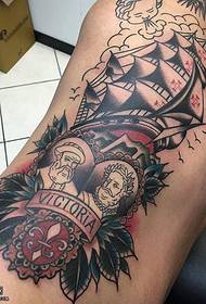 bočno probijanje velikog uzorka tetovaže jedrenja