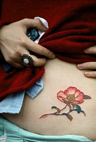 sievietes vēders skaists ziedu tetovējuma raksts Daquan