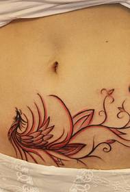 Egy gyönyörű piros főnix tetoválás kép, amely a has