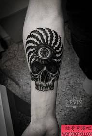 un modello del tatuaggio del cranio del braccio