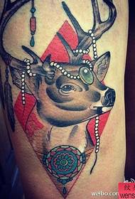 Die Tattoo-Show-Bar empfahl ein Antilopen-Tattoo-Muster in Armfarbe