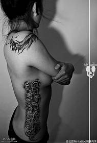 modello del tatuaggio del carattere del corpo del fiore di tendenza addominale