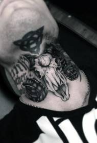 Creepy kaklo juoda ožkos kaukolė ir paslaptingas simbolis tatuiruotė modelis