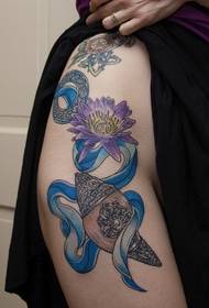 modello del tatuaggio del loto di colore dei fianchi di bellezza alternativa di modo