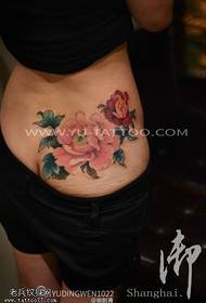 una figura di tatuatu hà cunsigliatu un culore di a donna di u travagliu di tatuate di fiore di peonia