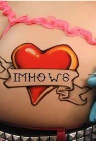 tatuatge de moda de maluc de la moda del cor vermell