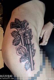 csípő személyiség Rózsa pisztoly tetoválás minta