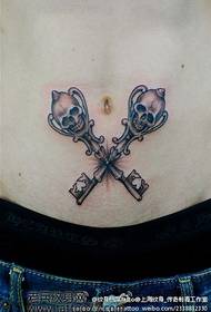 一款腹部时尚的骷髅钥匙纹身图案