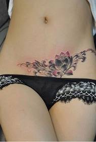 meisjesbuik verleidelijke lotus tattoo figuur