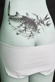 tatuaggio dell'anca del calamaro dell'inchiostro