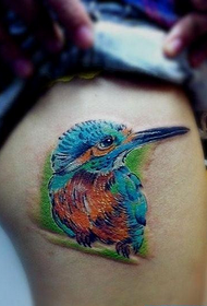 красивое цветное изображение тату с птицей на ногах женщины