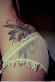 tatouage de hanche d'art de fleur