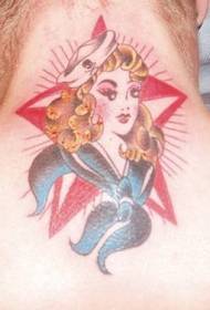 modello del tatuaggio del marinaio femminile sexy di colore del collo