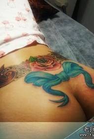 lepoto zadnjice lepo videti barvni vzorec tatoo lok