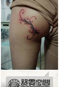 Gadis pinggul pola tato pohon anggur yang indah
