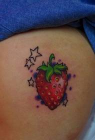 लड़की कूल्हे स्ट्रॉबेरी टैटू पैटर्न
