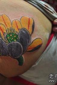 'n pragtige lotus lotus tattoo patroon op die heupe