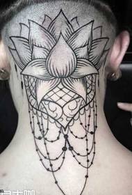 Padrão de tatuagem de lótus no pescoço