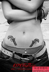 Meedchen Bauch populär schéin kleng Pistoul Tattoo Muster