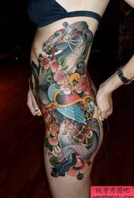 la figura del tatuaggio ha raccomandato il corpo del tatuaggio del cavallo di colore dell'anca di una donna funziona