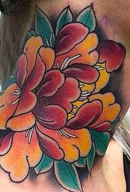 magnifique tatouage de fleurs sur le cou est très accrocheur