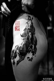 ქალი Hips მაცდუნებელი გაშვებული ცხენის tattoo ნიმუში