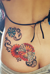 patrón de tatuaje de flor de color de cadera