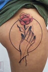 ženska stran hip slika slika roko drži rose tattoo sliko