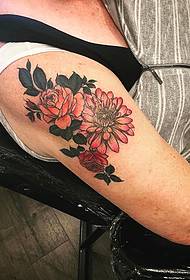 didelis rankos Europos ir Amerikos spalvų gėlių tatuiruotės modelis