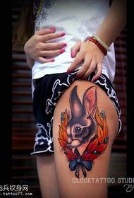 kalça boyalı tavşan dövme deseni