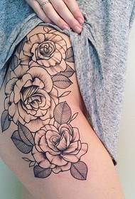 sexy babae kanang balakang sa pinong rosas na pattern ng tattoo