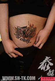 abdominal kattunge dobbel roseblomst tatoveringsmønster i engelsk alfabet