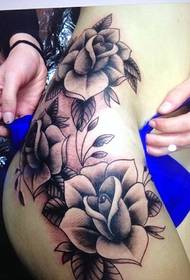 fianchi di bellezza sexy allungati fino alla vita del motivo del tatuaggio rosa