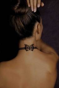 Neck elegante nga itom ug puti nga parisan sa tattoo sa butterfly