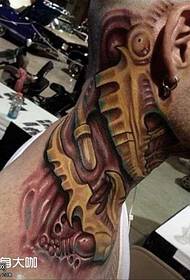 vzor tetovania biochemického stroja na krku