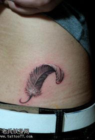 malé čerstvé břicho černé a bílé peří tetování vzor