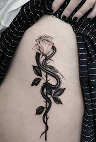 ved blæk på bagdelens blomster tatoveringsmønster